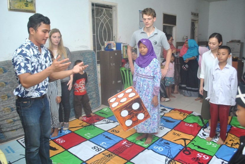 Teguh Wahyu Permana bersama para mahasiswa asing IPB mengajarkan bahasa kepada anak-anak di wlayah  Dramaga, Bogor, Jawa Barat.