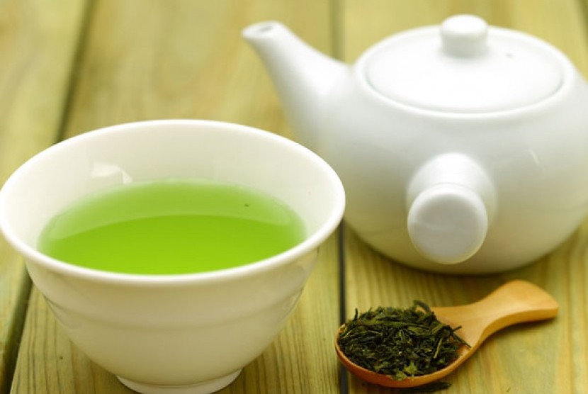 Teh hijau (ilustrasi). Mengonsumsi teh hijau dan ekstrak teh hijau dapat membantu mengurangi berat badan dan lemak, dengan meningkatkan metabolisme tubuh serta oksidasi lemak.