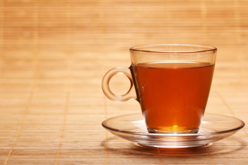 Selain bisa menyegarkan dan merelaksasi, minum teh juga dapat membawa manfaat kesehatan, termasuk memangkas risiko strok. (ilustrasi)