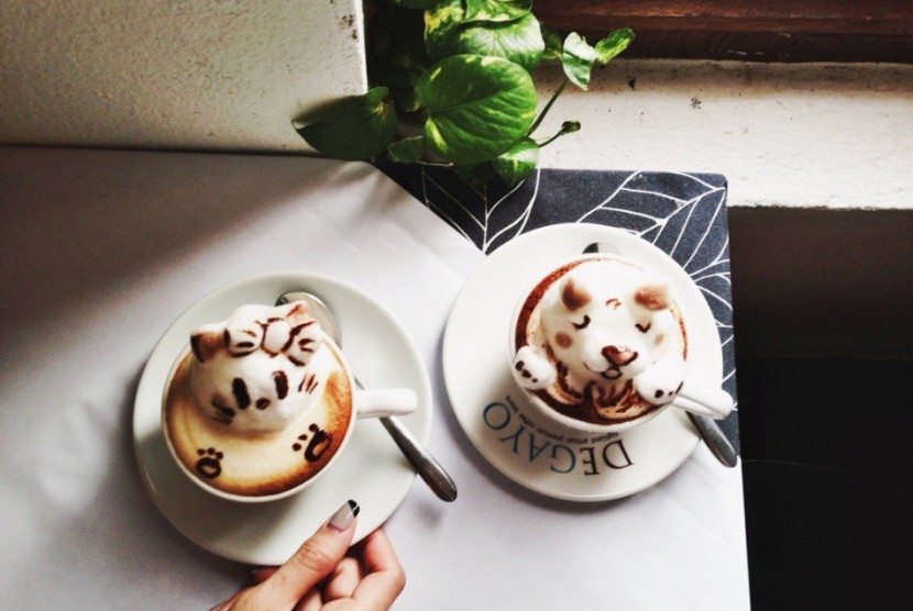 Teknik menghias di atas kopi atau latte art bisa menghasilkan minuman dengan dekorasi unik.