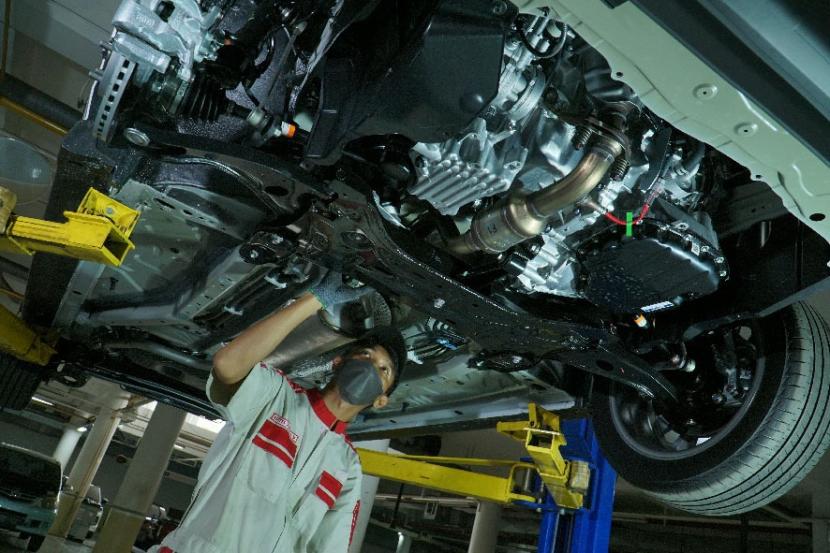 Teknisi Auto2000 sedang melakukan perawatan berkala mobil Toyota.   