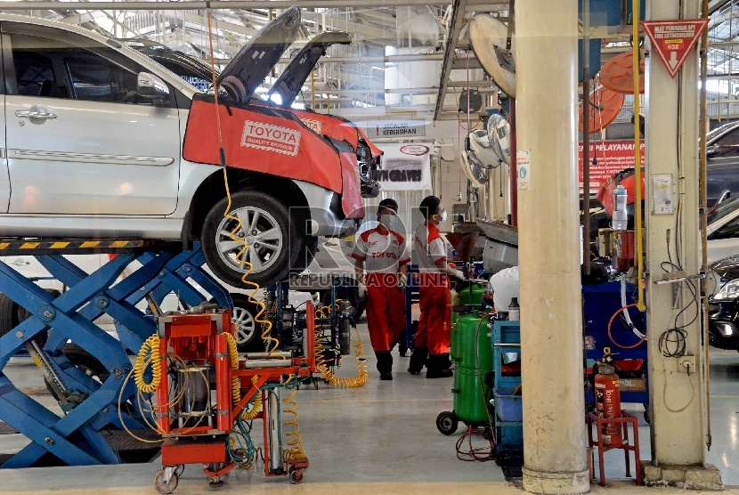 Teknisi melakukan pelayanan servis mobil di bengkel Toyota Astra Motor (TAM) Sunter 2, Jakarta (20/5). PT Toyota Astra Motor (TAM) telah meluncurkan program Ramadhan terbaru bertema 