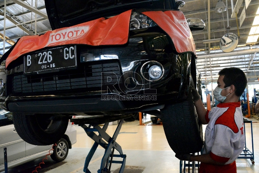 Teknisi melakukan pelayanan servis mobil di bengkel Toyota Astra Motor (TAM) Sunter 2, Jakarta (20/5).