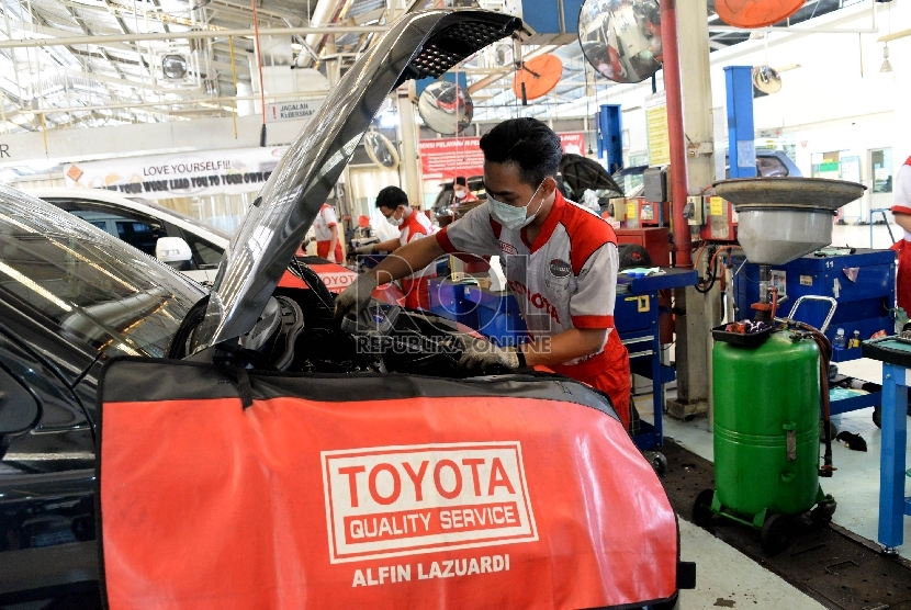 Teknisi melakukan pelayanan servis mobil di bengkel Toyota Astra Motor (TAM) Sunter 2, Jakarta (20/5).