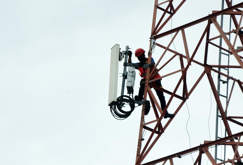Petugas melakukan pemeriksaan peralatan base tansceiverstation (BTS) atau menara pemancar sinyal telepon (ilustrasi).