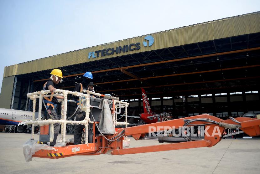 Teknisi melakukan perawatan dan perbaikan mesin pesawat di Hanggar FL Technics Indonesia Bandara Soekarno Hatta, Tangerang, Banten.