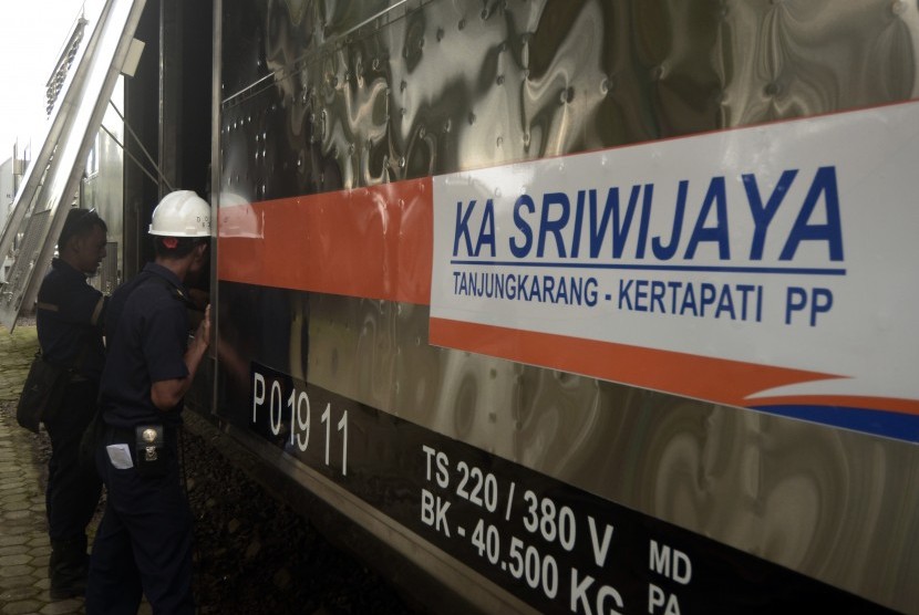 Teknisi melakukan perawatan lokomotif di Depo PT Kereta Api Indonesia, Stasiun Divre IV Tanjungkarang, Bandar Lampung, Lampung, Selasa (28/5/2019).