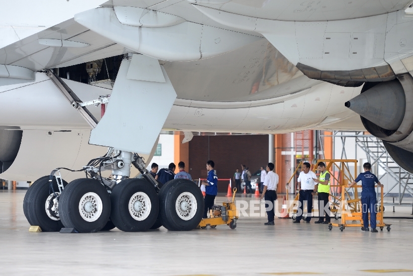 Teknisi melakukan perawatan pesawat Garuda Indonesia untuk perubahan konfigurasi kursi penumpang di Hanggar Garuda Maintenance Facility (GMF) Bandara Soekarno Hatta, Banten, Ahad (23/7). 