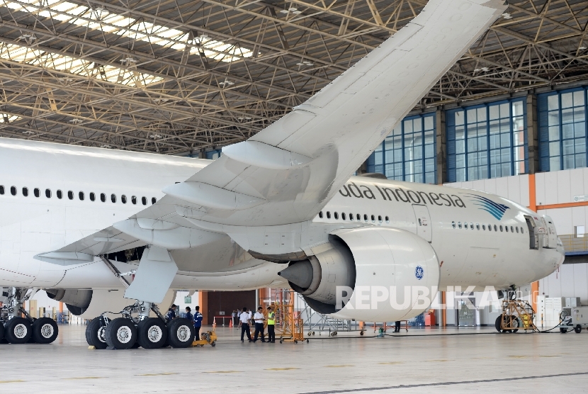 Teknisi melakukan perawatan pesawat Garuda Indonesia untuk perubahan konfigurasi kursi penumpang di Hanggar Garuda Maintenance Facility (GMF) Bandara Soekarno Hatta, Banten, Ahad (23/7). 