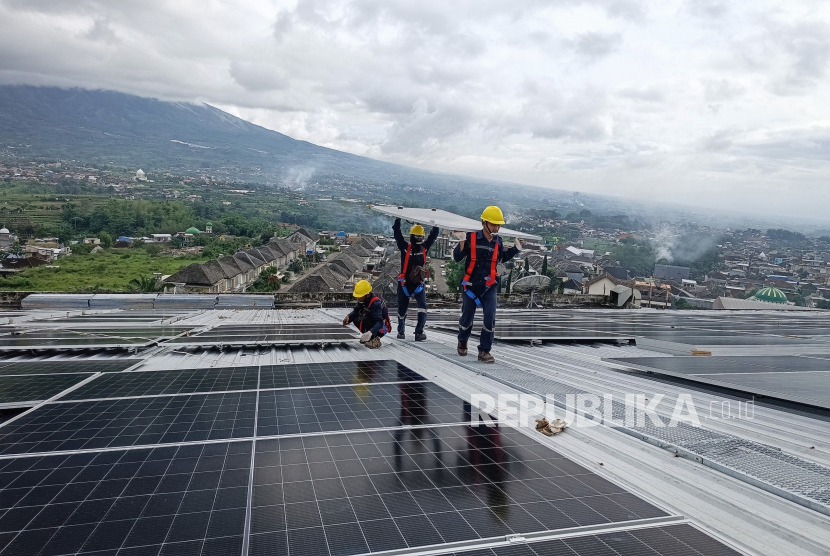 Teknisi memasang panel surya di salah satu operator pusat perbelanjaan PT Lippo Malls Indonesia (LMI).