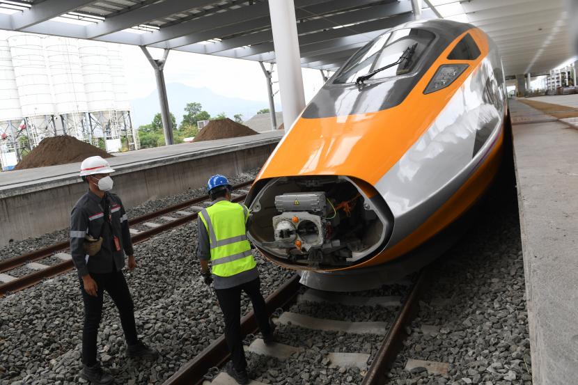 Teknisi memeriksa kereta cepat inspeksi yang dihadirkan di lokasi proyek Kereta Cepat Jakarta Bandung di Stasiun Tegalluar, Kabupaten Bandung, Jawa Barat, (13/10/2022). Progres pembangunan proyek Kereta Cepat Jakarta Bandung telah mencapai 88,8 persen dan direncanakan beroperasi pada Juli 2023. 
