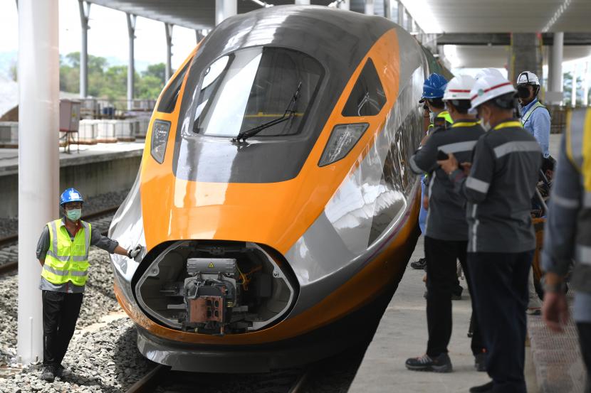 Teknisi memeriksa kereta cepat inspeksi yang dihadirkan di lokasi proyek Kereta Cepat Jakarta Bandung di Stasiun Tegalluar, Kabupaten Bandung, Jawa Barat, (13/10/2022). Progres pembangunan proyek Kereta Cepat Jakarta Bandung telah mencapai 88,8 persen dan direncanakan beroperasi pada Juli 2023. 