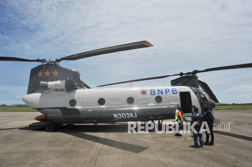 Teknisi memeriksa kondisi Helikopter Chinook CH-47D, saat berada di Bandara Internasional Minangkabau (BIM), Padangpariaman, Sumatera Barat, Jumat (11/9/2020). BNPB mendatangkan helikopter Helikopter Chinook CH-47D dari Amerika Serikat (AS) dan akan berada di provinsi itu hingga sepekan ke depan untuk distribusi peralatan, APD, dan logistik bencana alam di antaranya tenda pengungsian, perahu karet, pelampung, masker, dan hazmat. 