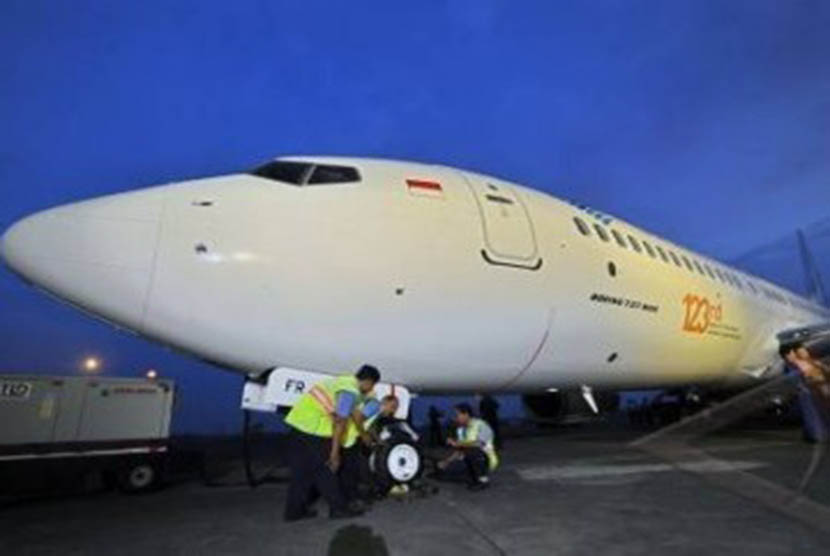 Teknisi memeriksa pesawat baru Garuda Indonesia jenis Boeing B737-800 NG seri ke-123, di Hanggar 2, Garuda Maintenance Facilities, Tangerang, Banten, Kamis (20/10).