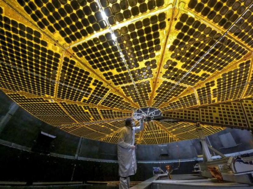 Teknisi memeriksa array surya dari pesawat Lucy.
