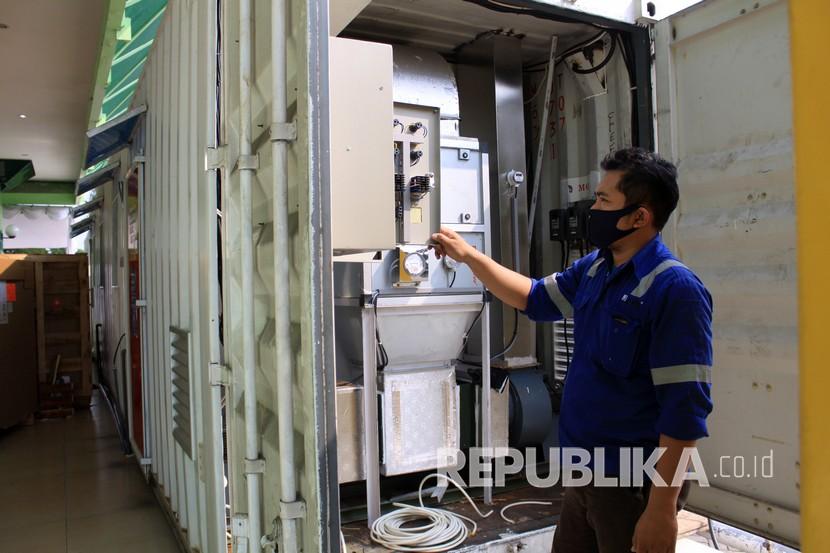 Teknisi mempersiapkan Lab kontainer Polymerase Chain Reaction (PCR) di Kompleks Gelora Delta Sidoarjo, Jawa Timur, Senin (8/6/2020). Lab kontainer PCR yang bisa menguji hasil spesimen tes usap (swab) hingga 400 orang per hari dan akan dioperasikan mulai minggu depan tersebut merupakan bantuan dari Badan Nasional Penanggulangan Bencana (BNPB) yang bertujuan untuk mempercepat pengujian secara lebih masif di lapangan.