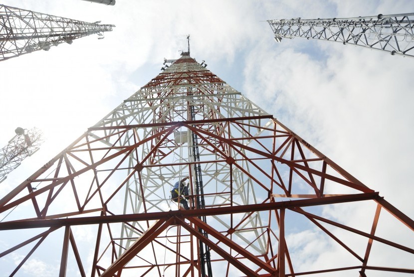 Teknisi mengecek menara BTS selular (ilustrasi). Otoritas Malaysia akan menghentikan layanan 3G pada akhir tahun ini.