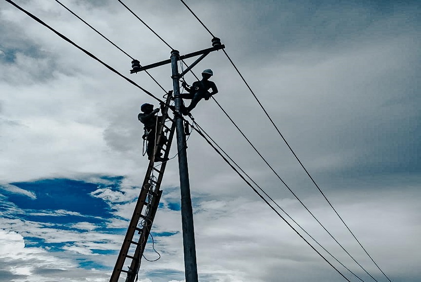 Teknisi Perusahaan Listrik Negara (PLN). PLN berhasil menghubungkan kelistrikan di Distrik Kaureh dengan sistem kelistrikan Jayapura yang dipasok dari Pembangkit Listrik Tenaga Air (PLTA) Orya Genyem dengan membangun JTM sepanjang 8,05 km.