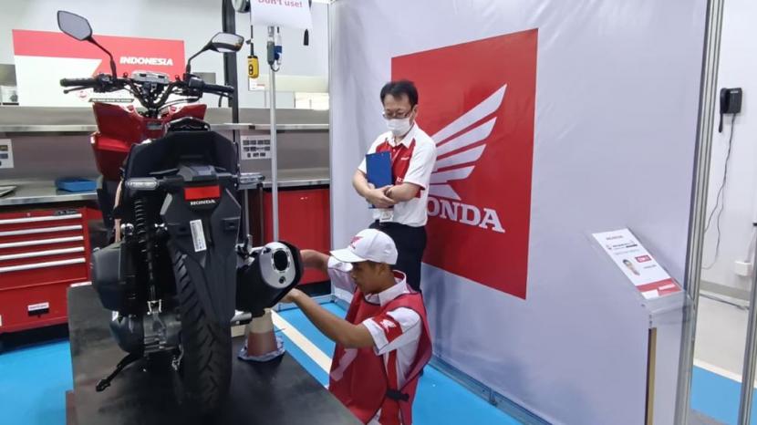 Teknisi sedang mengikuti kompetisi Honda Asia & Oceania Motorcycle Technician Skill Contest 2023 di Bangkok, Thailand pada 23-24 Mei 2023.