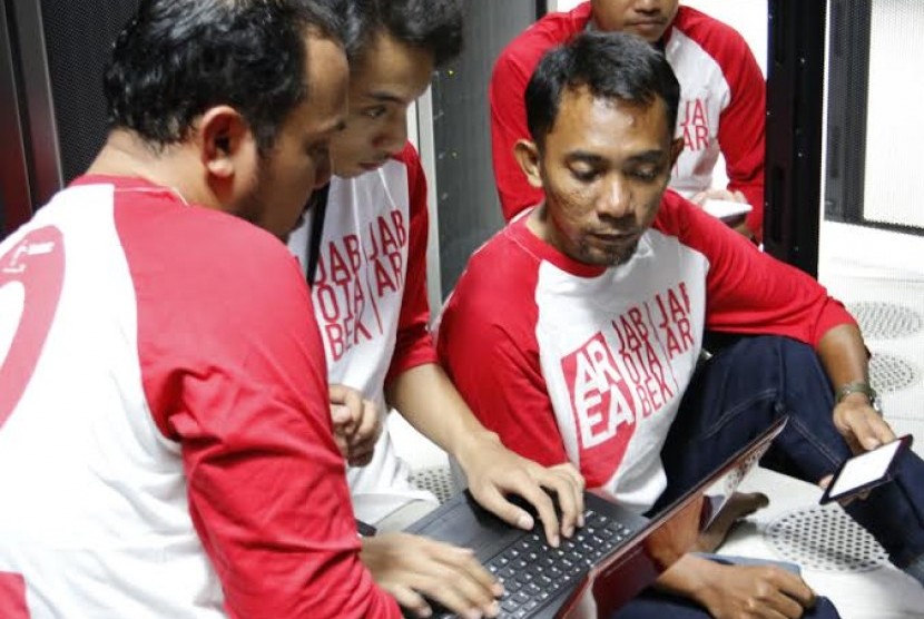 Teknisi Telkomsel melakukan pengecekan jaringan secara berkala, khususnya di area indoor Jakarta Convention Center, tempat berlangsungnya KTT LB OKI. 