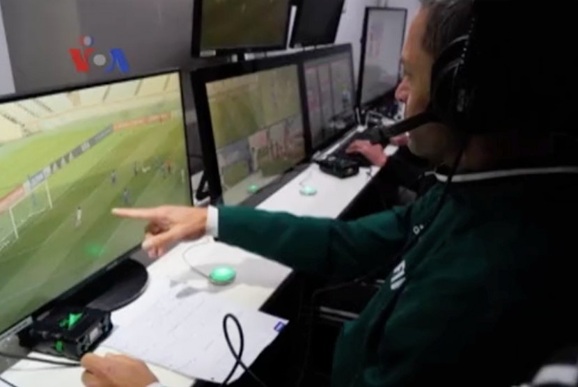 Teknologi audio-visual untuk membantu wasit di pertandingan sepakbola