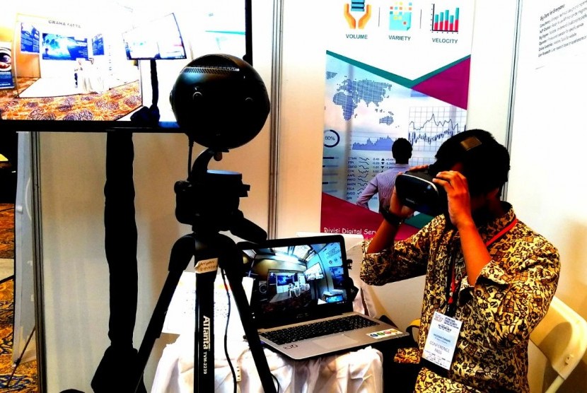 Teknologi kamera Virtual Reality 360 derajat  menjadi salah satu perhatian para peserta kompetisi hacker nasional Cyber Jawara di ajang konferensi dan workshop internasional Code Bali 2017 di Kuta Legian Bali, Rabu (27/9).