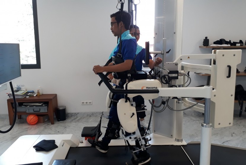 Teknologi robotik yang mempermudah pemulihan pascastrok di Klinik Wijaya, Jakarta Selatan.