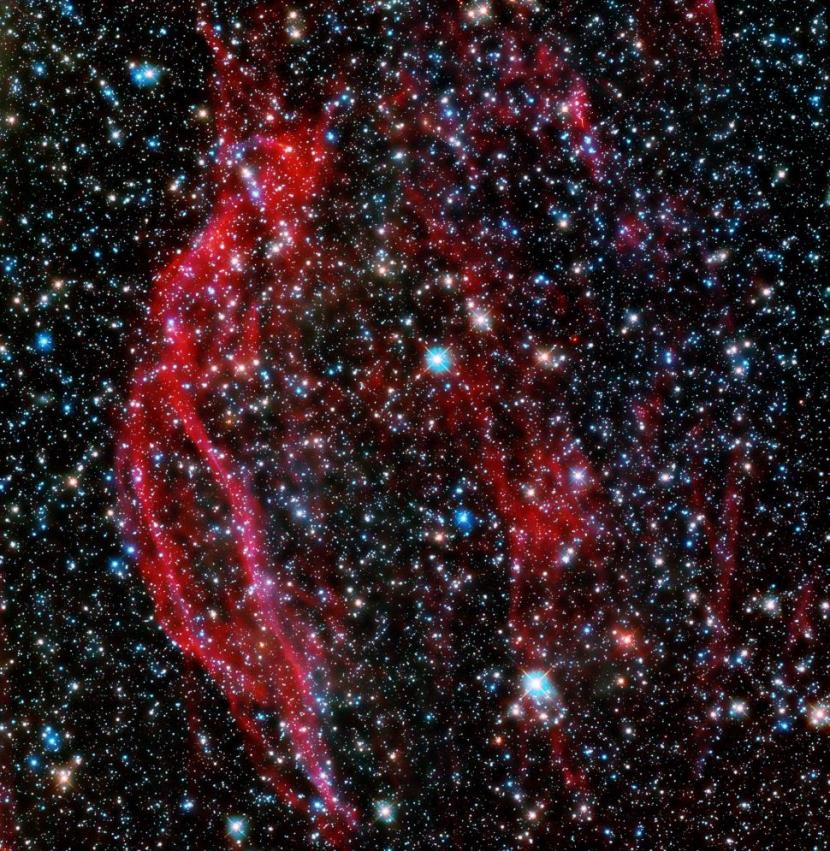 Telekop Hubble menangkap gambar sisa pecahan ledakan bintang bersinar merah terang. ilustrasi