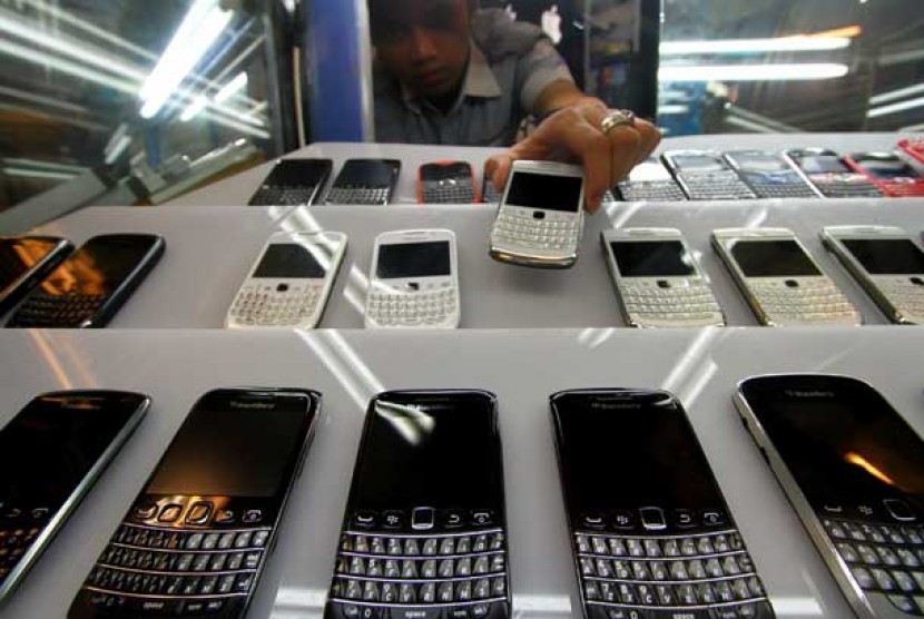 Mobile phones are displayed in a counter in Jakarta. (illustration) 