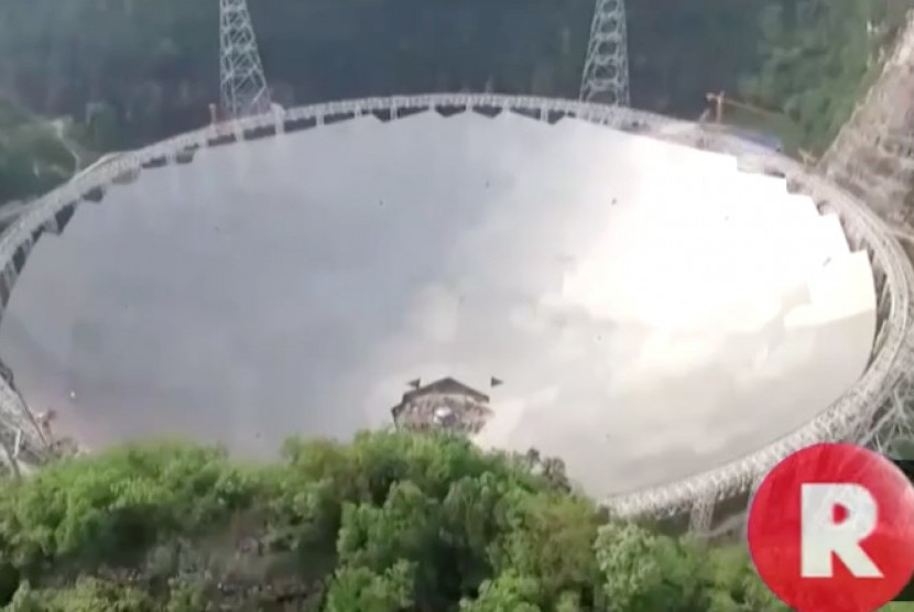 Teleskop Five-hundred-metre Aperture Spherical Radio Telescope (FAST) di Cina