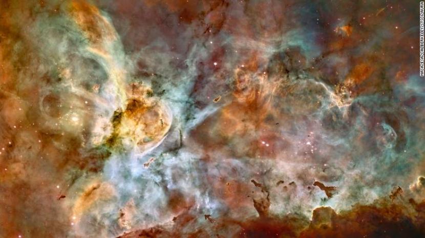Teleskop Hubble menangkap gambar Nebula Carina.