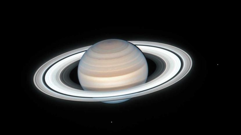 Saturnus menjadi planet pertama di luar angkasa yang diketahui memiliki lebih dari 100 bulan.