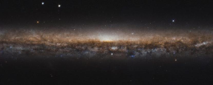 Teleskop Hubble milik Badan Antariksa AS (NASA) menangkap gambar Galaksi yang dikenal sebagai NGC 5907 yang juga dikenal juga dikenal sebagai Knife Galaxy Edge.. 