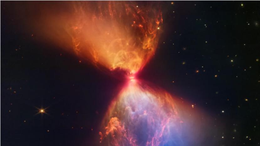Teleskop James Webb (JWST) mengungkap sebuah foto mirip jam pasir berapi-api. 