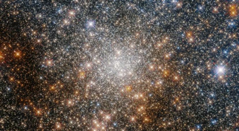 Teleskop Luar Angkasa Hubble menampilkan gambar baru, yakni gugus berbentuk bola Terzan 9 yang berkilauan. 
