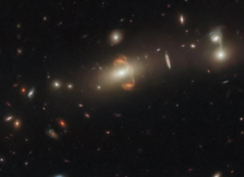 Teleskop Luar Angkasa Hubble mengungkapkan gambar galaksi bernama SGAS J143845+145407. 