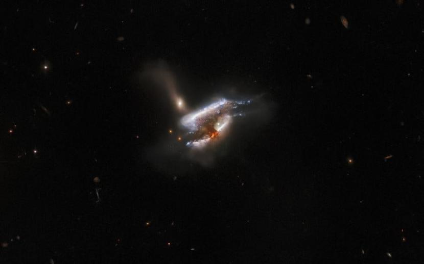 Teleskop Luar Angkasa Hubble menunjukkan tiga galaksi yang sedang dalam proses penggabungan menjadi satu, yang disebut IC 2431. 