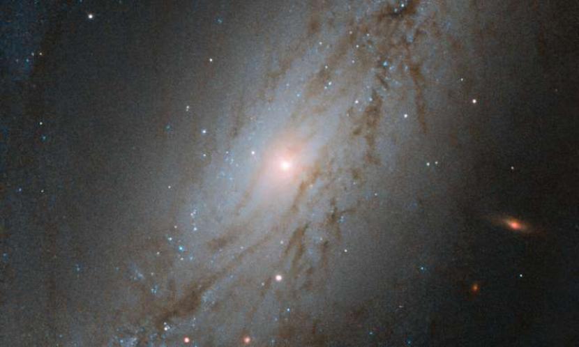 Teleskop Luar Angkasa Hubble NASA menangkap gambar yang menunjukkan NGC 7513.