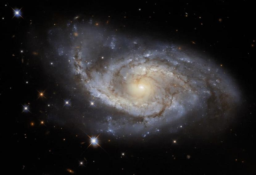 Teleskop Luar Angkasa Hubble telah menangkap gambar galaksi seperti kapal layar tertiup angin sepoi-sepoi.