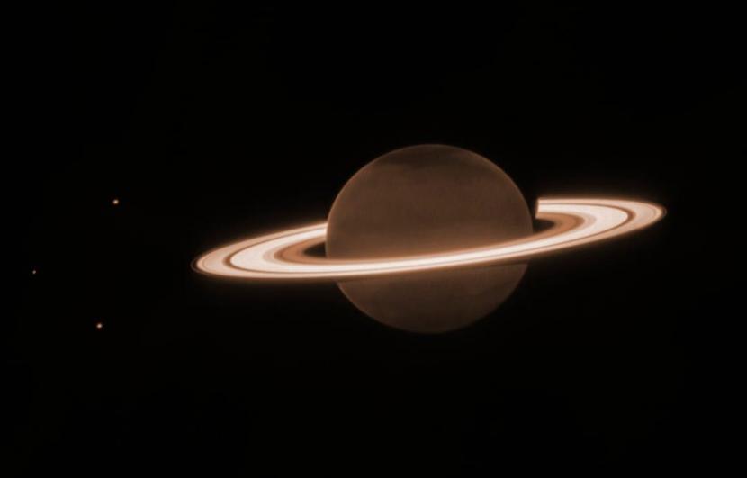 Teleskop Luar Angkasa Webb milik NASA  berhasil mengabadikan cincin yang mengelilingi Saturnus terlihat bersinar dengan indah. 