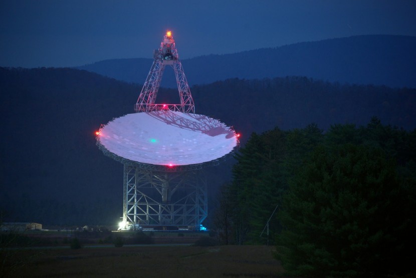 Teleskop radio terbesar di Bumi, terletak di Green Bank, Virginia.