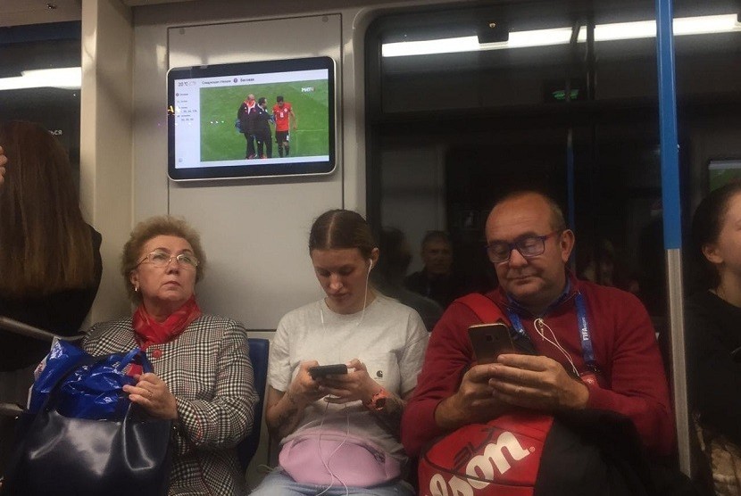 Televisi di dalam kereta bawah tanah (metro) di Rusia menyiarkan pertandingan Piala Dunia 2018 secara langsung