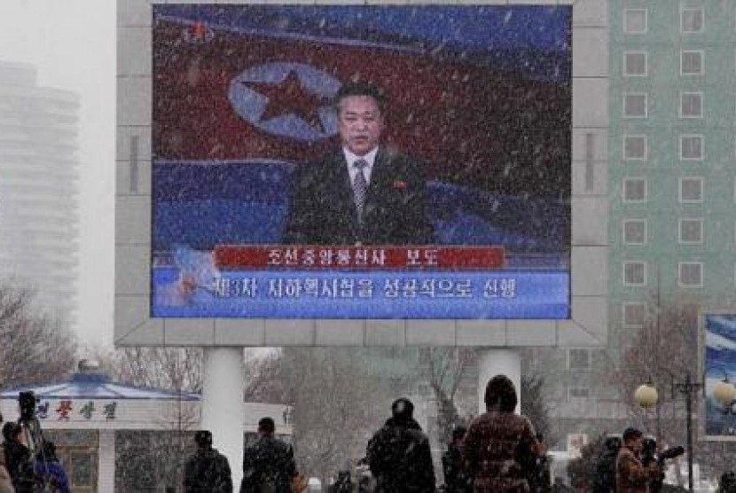 Televisi Raksasa di depan stasiun Pyongyang menyiarkan pengumuman bahwa pemerintah tengah melakukan pengembangan dan uji coba nuklir.