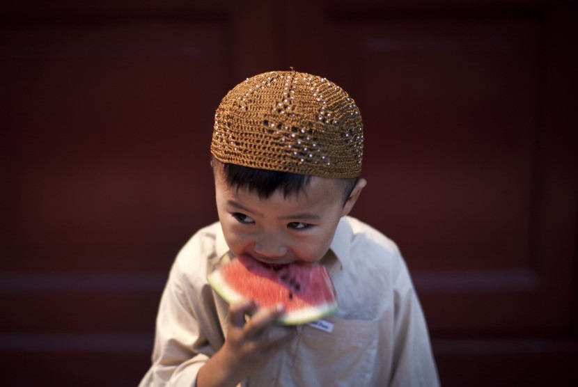 Teliti makanan dan minuman anak demi kesehatan saluran cernanya.