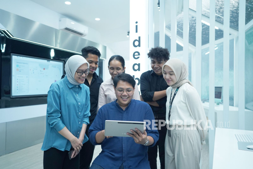 Telkom berkolaborasi dengan Kemnaker dalam program pemagangan lulusan perguruan tinggi. Inisiatif ini memberikan kesempatan bagi fresh graduate memperoleh pengalaman kerja sekaligus membangun kesiapan menghadapi dunia industri digital.