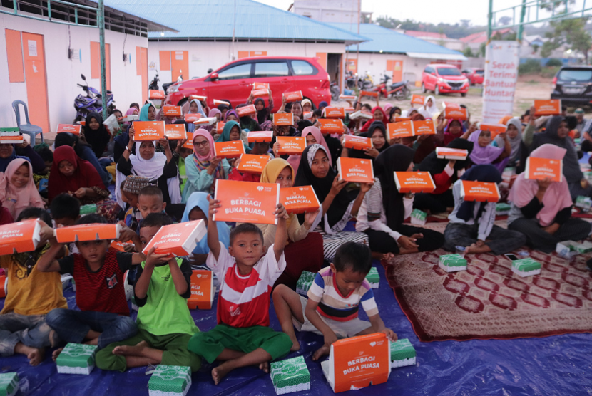 Telkom bersama Rumah Zakat menyerahkan huntara untuk warga korban tsunami Palu.