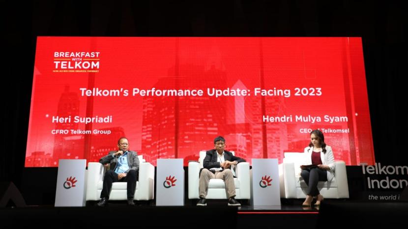 Telkom dan Telkomsel menyampaikan outlook 2023 di Jakarta.