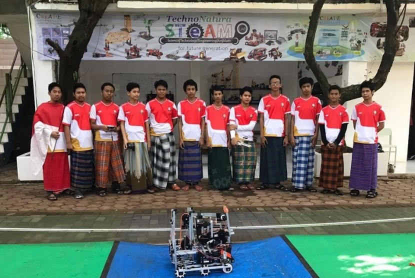 Telkom Indonesia mendukung remaja penggiat robot mengikuti  First Global Challenge Olympic Robot Competition 2017 yang diselenggarakan di Washington DC, Amerika Serikat (AS) pada 14 hingga 18 Juli 2017.