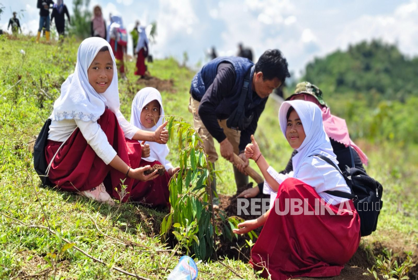 Telkom konsisten dalam upaya melestarikan keanekaragaman hayati, di antaranya dengan penanaman puluhan ribu bibit pohon di berbagai daerah. 