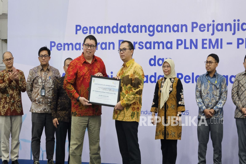 Telkom melakukan pembelian 35.067 unit Renewable Energy Certificate (REC) dari PT Energi Manajemen Indonesia (PLN EMI).  Penyerahan REC dilakukan di Gedung PLN UID Jawa Barat, pada Selasa (29/7/2025) dihadiri oleh VP Network/IT Stra, Tech, & Architecture Telkom Ermono Liman Prabowo.